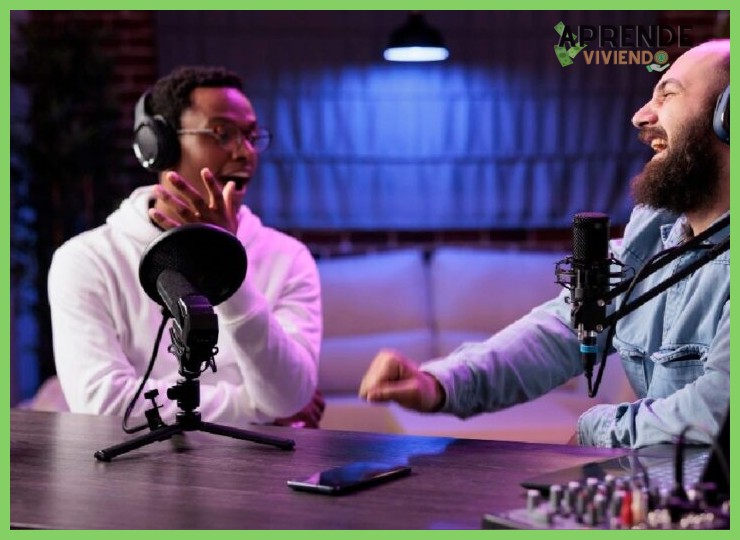 ¿Cómo puedo organizar y aprovechar al máximo la escucha de estos podcasts durante mis trayectos?