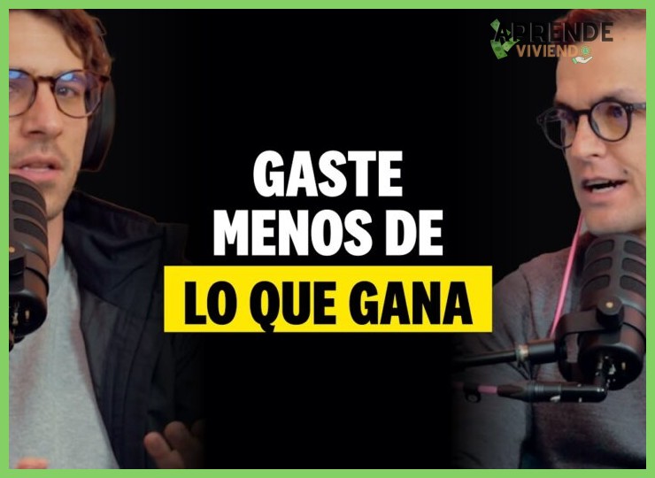 ¿Existen podcasts en español que combinen educación financiera y entretenimiento para el coche?